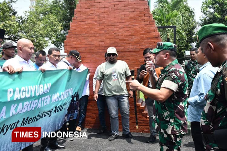 Aksi Damai RUU TNI: Suara Rakyat, Sambutan Hangat Danrem 082 di Mojokerto