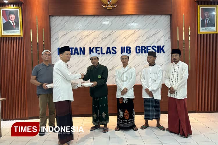Ponpes Al-Muniroh Berbagi Makan Sahur Kepada Warga Binaan Rutan Gresik