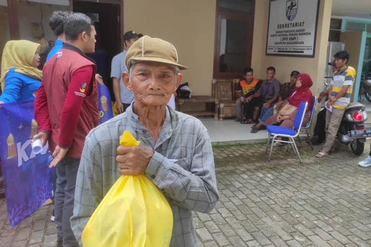Bantu Warga Kurang Mampu, KNPI Banjarnegara Bagikan 1200 Paket Sembako