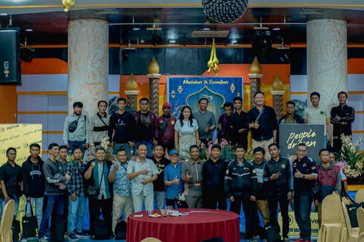 inDrive Gelar Iftar dan Salurkan Bantuan kepada Komunitas Pengemudi di Surabaya