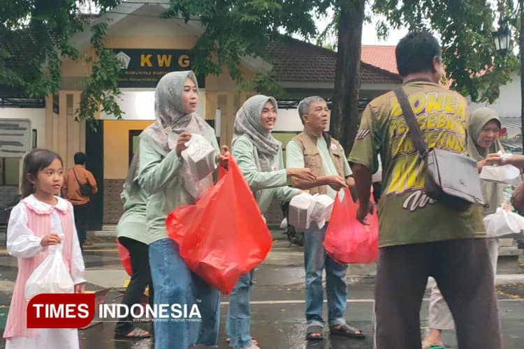 Momen Ramadan, Istri Wartawan Gresik Bagikan Ratusan Paket Takjil
