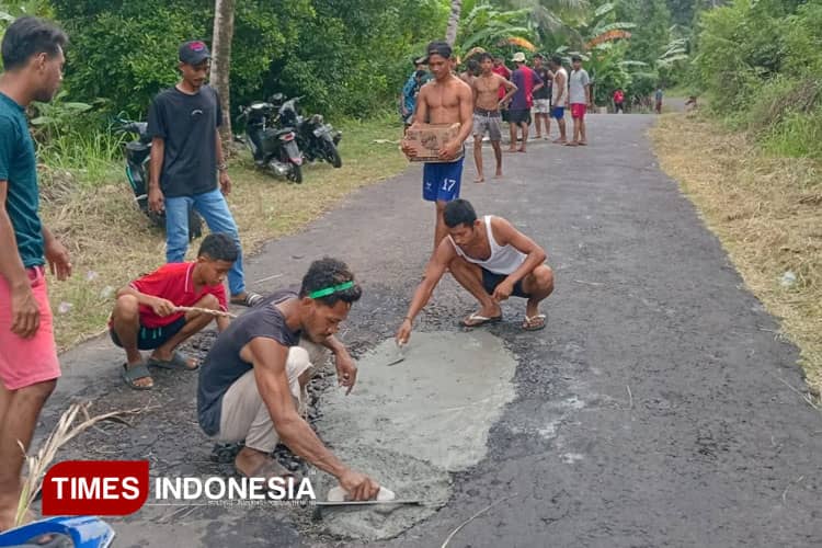 Pemuda Takofi Bersihkan Jalan Sambut Lebaran, Harap Perhatian Pemkot Ternate