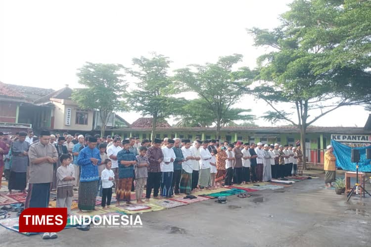 Ikuti Hasil Rukyatul Hilal Global, Majelis Sholawat Asyghil Kubro di Bantul Gelar Salat Idul Fitri