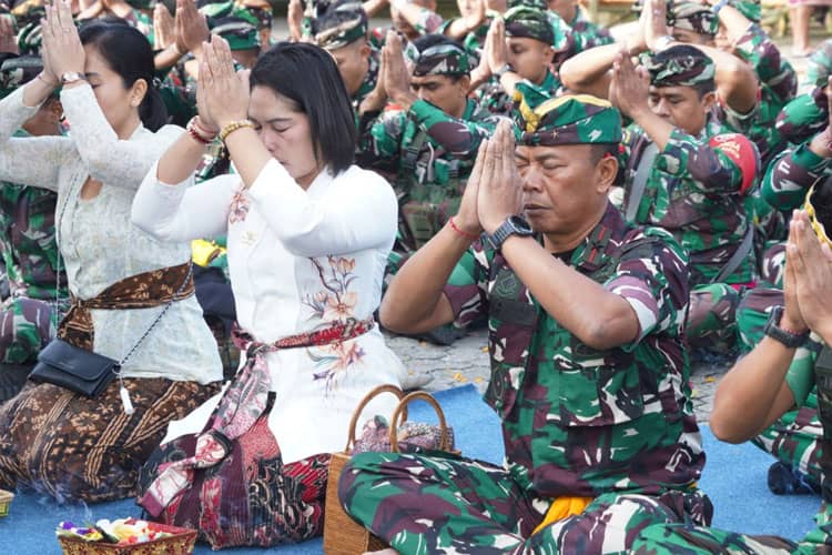 Prajurit Jajaran Korem 163/Wira Satya Ngayah di Pura Ulun Danu Batur