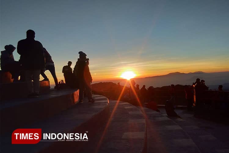 Meresapi Sensasi Sunrise Gunung Bromo di Enam Lokasi Berbeda