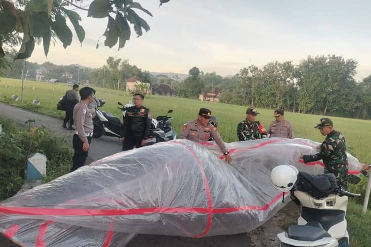 Patroli Gabungan di Ponorogo, Babinsa Temukan Balon Udara Liar dan Petasan