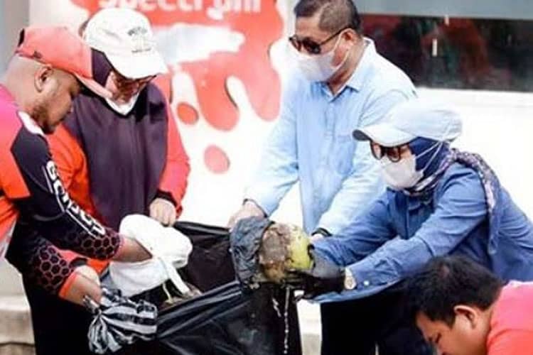 Bupati Pangandaran Bantu Petugas Kebersihan Mengumpulkan Sampah