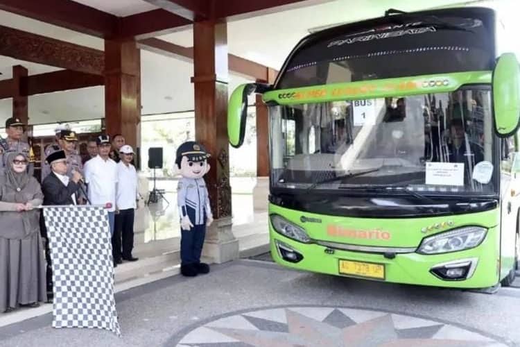 Balik Gratis Lebaran, Bupati Blitar Lepaskan Puluhan Warga ke Perantauan