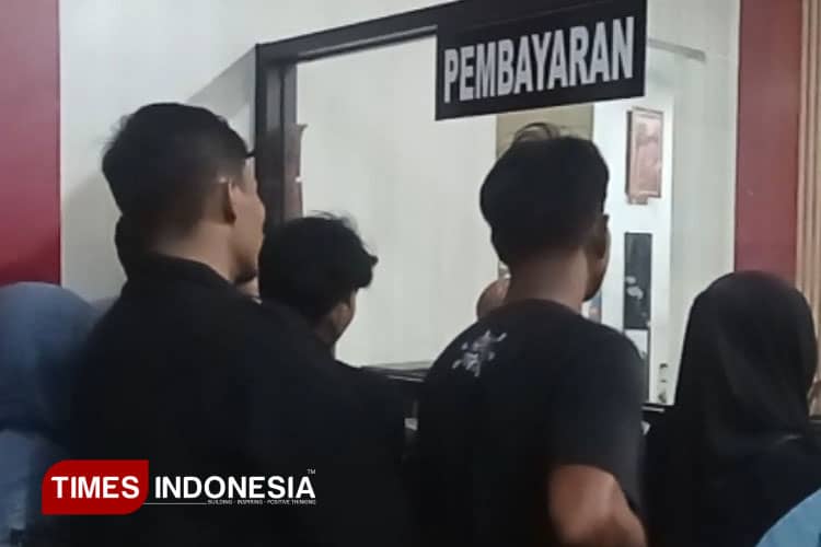 Ratusan Warga Masih Antre di Samsat Pemalang Hingga Malam Hari Ikuti Program Pemutihan Pajak