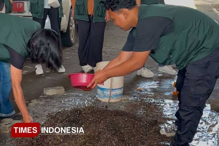 Mahasiswa Unisma Kembangkan Pupuk Kandang dengan Ecoenzym, Bahan Pertanian yang Sehat Lingkungan
