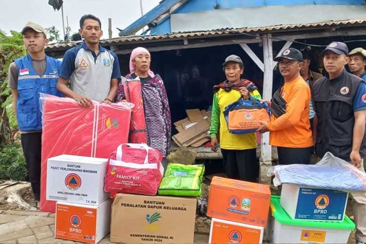 Respon Cepat Kebakaran, BPBD Kabupaten Probolinggo Turun Langsung Salurkan Bantuan Logistik