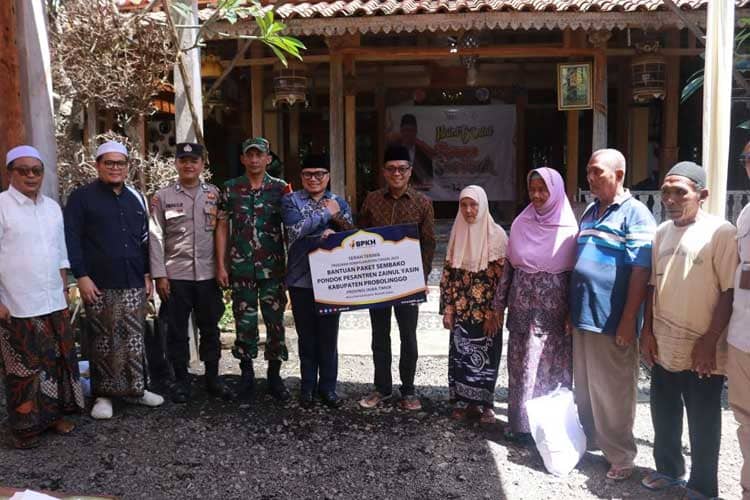 BPKH RI Salurkan Santunan Bagi Ribuan Masyarakat Kurang Mampu di Kraksaan