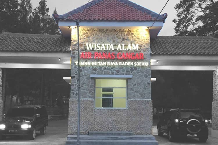 Menikmati Hangatnya Alam di Pemandian Air Panas Cangar Batu