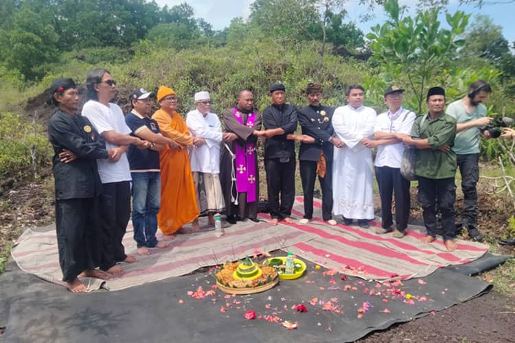 Doa Bersama Lintas Iman untuk Pelestarian Lingkungan di Gunung Lemongan