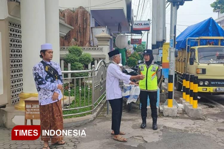 Sentuhan Humanis Srikandi Bhayangkara Banyuwangi Jaga Kekhusyukan Shalat Jumat