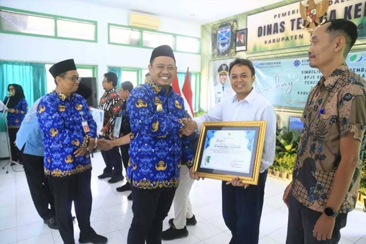 Wabup Probolinggo Serahkan Bantuan Simbolis Iuran BPJS Ketenagakerjaan
