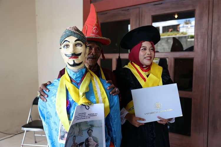 Viral Ayah Mertua Berkostum Ledhek Gogik di Wisuda UGM, Wujud Cinta Budaya dan Keluarga