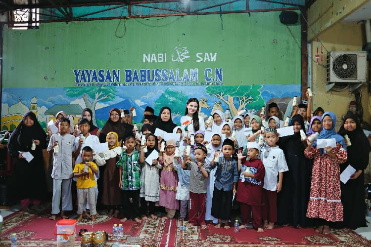 Gandeng Model Karen Nijsen, Kalimelk Salurkan 1.000 Susu Gratis di Yayasan Babussalam