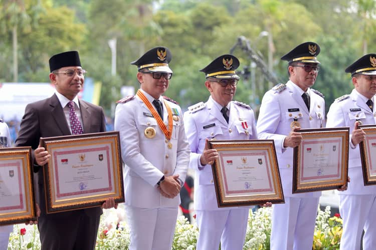 Cak Wali Nur Terima Penghargaan Status Kinerja Tinggi Peringkat 6 Nasional