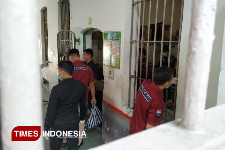 Seluruh Sel Lapas Kediri Digeledah, Senjata Tajam Rakitan Sampai Cermin Kaca Diamankan