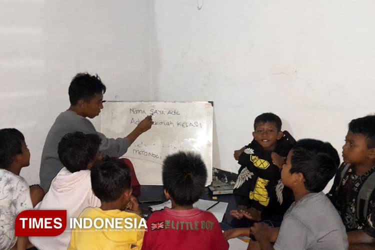 Teras Ilmu di Probolinggo, Ketika Mahasiswa Menyulut Api Pendidikan dari Pelosok Desa