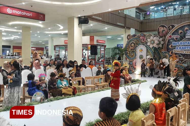 KB dan TK Laboratorium UM Gelar Fashion Show Pakaian Adat di Matos