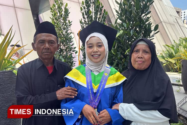 Air Mata Haru Anak Pengayuh Becak, Raih Gelar Magister di Unitomo Surabaya