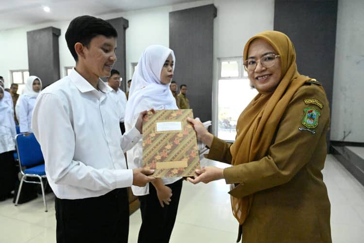 Bupati Amalia Serahkan SK Pengangkatan CPNS Pemkab Banjarnegara Formasi 2024