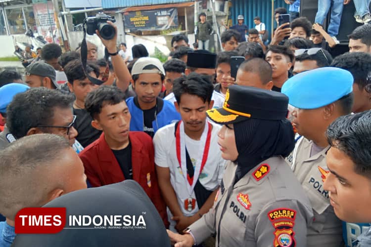 Dengan Pendekatan Humanis, Kapolres Ternate Redam Demonstrasi Mahasiswa dengan Bijaksana