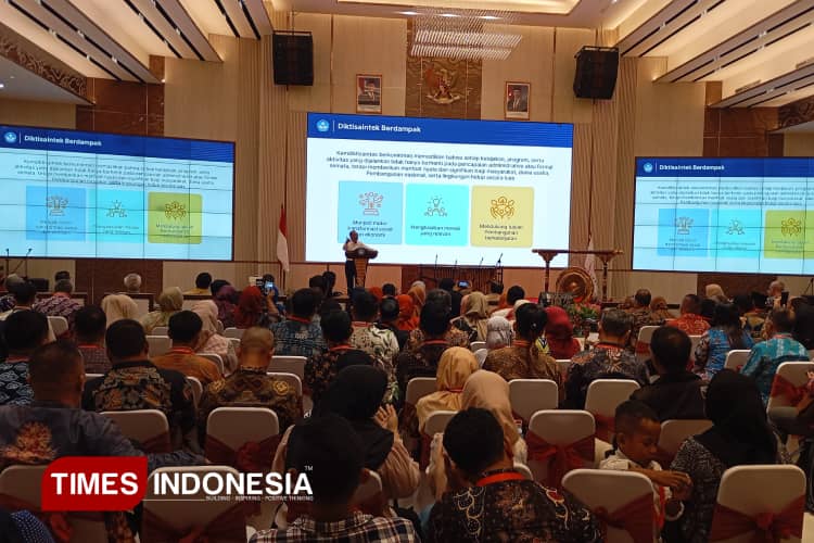 Hadiri MUNAS ADAKSI, Mendiktisaintek Minta ADAKSI Sabar Bina Dosen Muda dan Dorong Solusi Positif