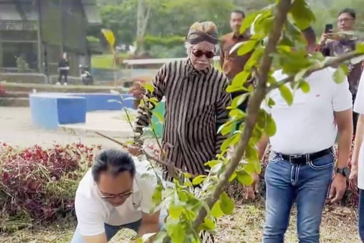 Pulihkan Area Kebakaran Hutan, IKA UNS Jatim Tanam Pohon di Tahura Raden Soerjo