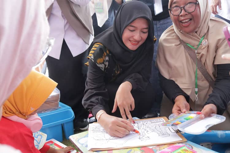 Ning Marisa Warnai Keceriaan Anak di Alun-alun Kota Kraksaan