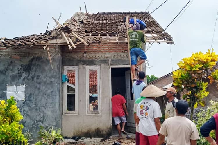 Angin kencang Puting Beliung Robohkan Rumah Warga Polsek Pemalang Ke Lokasi Berikan Bantuan