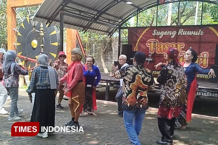 Dihibur Gambyong Jreng, Komunitas Madiun Raya Gathering di Pasar Jadoel Ngegong
