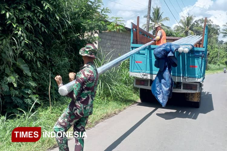 Satgas TMMD ke-124 Jember Pasang Lampu Jalan Desa untuk Warga