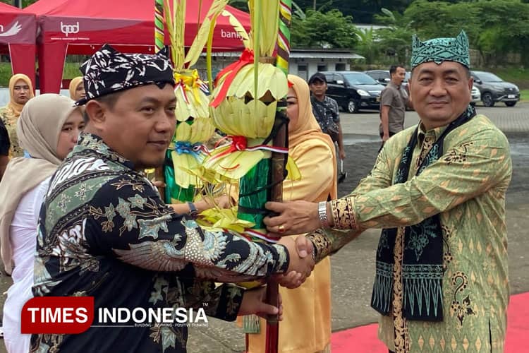 Tandai Awal Musim Giling 2025, PG Glenmore Banyuwangi Gelar Tradisi Tebu Manten