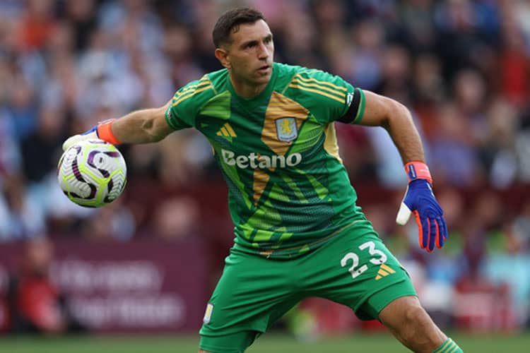 Barcelona Pertimbangkan Rekut Emiliano Martínez