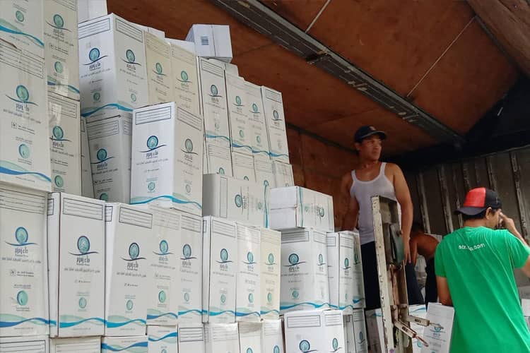 Ribuan Kardus Air Zamzam Mulai Tiba di Asrama Haji Surabaya