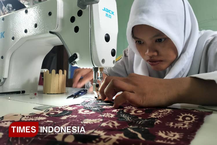 Dorong ABK Mandiri, Mahasiswa UPI Tasikmalaya Sulap Limbah Kain Batik Jadi Tote Bag Cantik