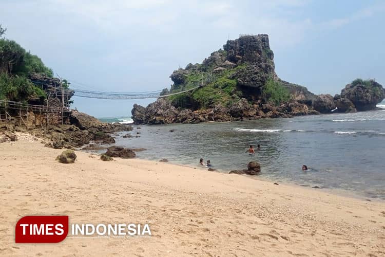Menikmati Pesona Kehidupan Bawah Laut di Pantai Nglambor