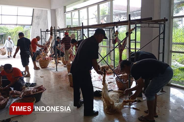 Keluarga Besar YPPI Widya Gama Malang Laksanakan Penyembelihan Hewan Qurban di Kampus UWG