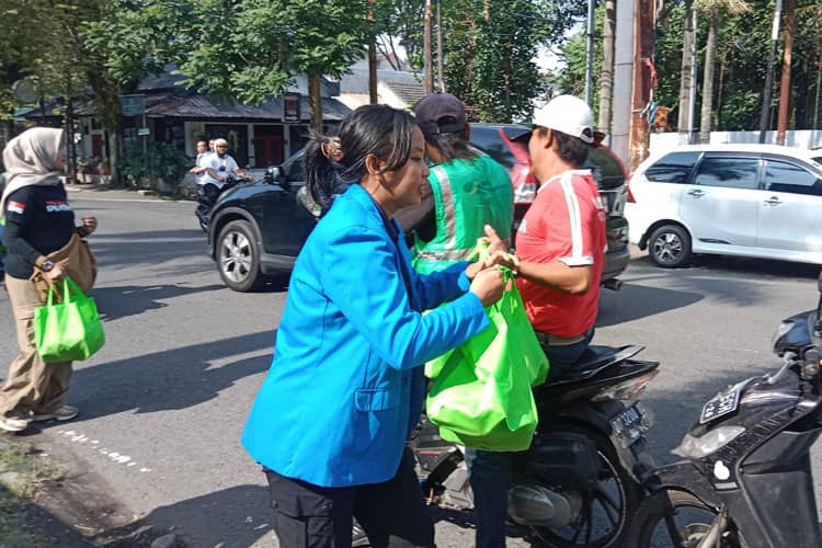 JKJT Bagikan Singkong dan Kunyit pada Ojol, Kampanye Imun Lokal di Tengah Polusi Kota