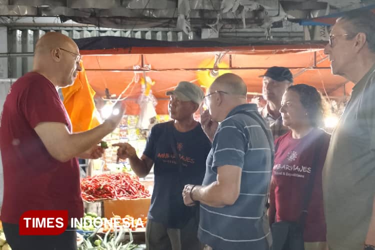 Disparbud Jember Ajak Wisatawan Asal Spanyol Keliling Pasar Tanjung hingga Kebun Kopi