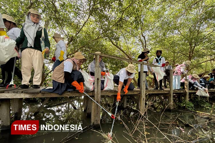 Aksi Bersih-bersih Pantai Banyuurip Gresik, PLN Libatkan Warga dan Pelajar