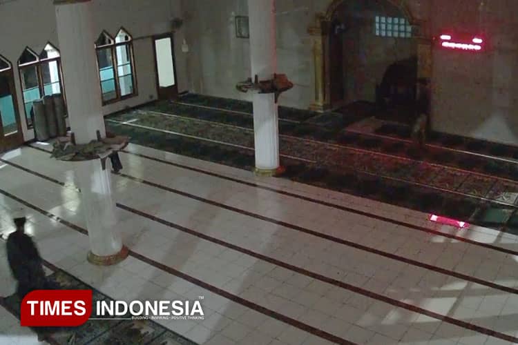 Dua Pemuda Terekam CCTV Curi Uang Kotak Amal Masjid di Cianjur