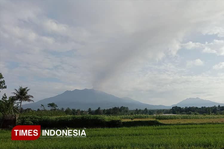 Kurangi Dampak Abu Vulkanik Gunung Raung, Warga Banyuwangi Diimbau Gunakan Masker