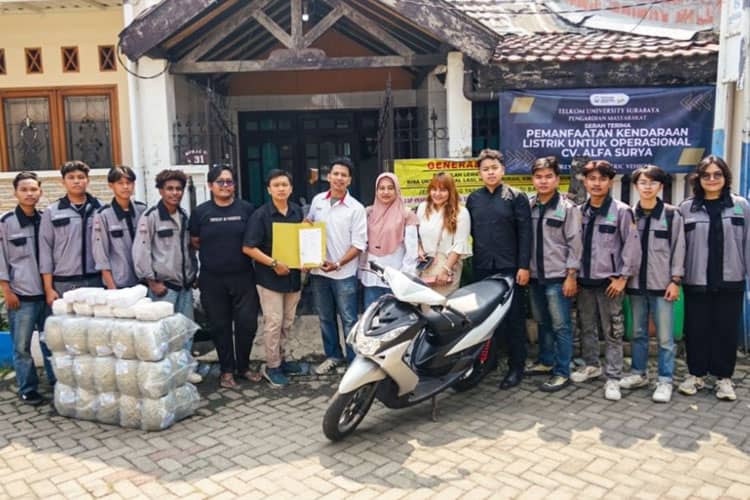 Tel-U Surabaya Hibahkan Motor Listrik Operasional Karyawan CV Alfa Surya