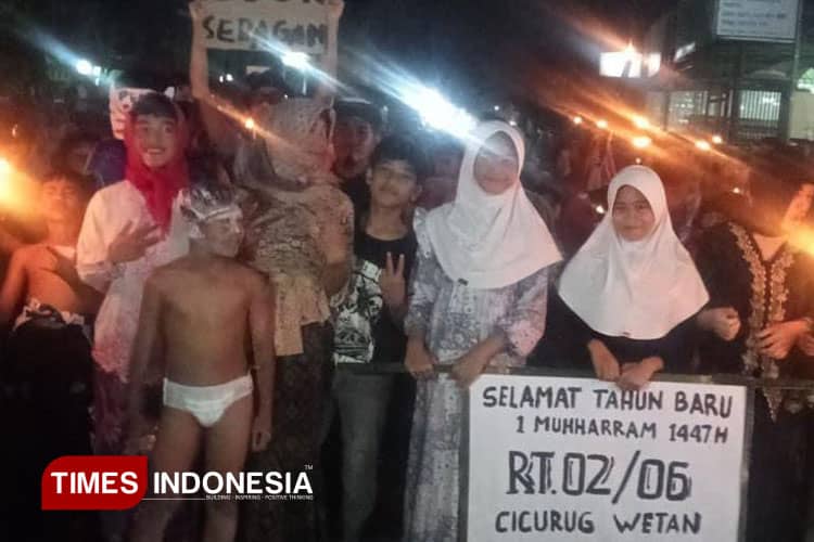 'Pocong' Hingga 'Tuyul' Ramaikan Pawai Obor Tahun Baru Islam di Cianjur