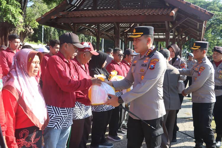 Polresta Banyuwangi Salurkan 1.500 Paket Sembako Untuk Masyarakat Banyuwangi