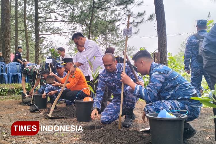 Ngagungkeun Galunggung: Aksi Hijau TNI AU dan Komunitas Tasikmalaya Tanam Seribu Pohon